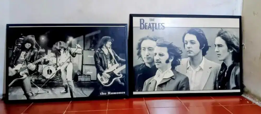 2 POSTER BESAR MUSIK THE RAMONES THE BEATLES PIGURA FRAME KAYU