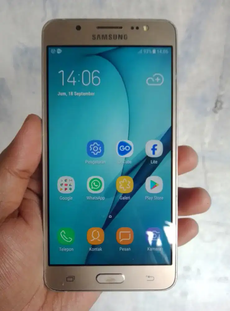 Samsung galaxy J5 2016 4G 2/16 layar 5.2 inchi gold