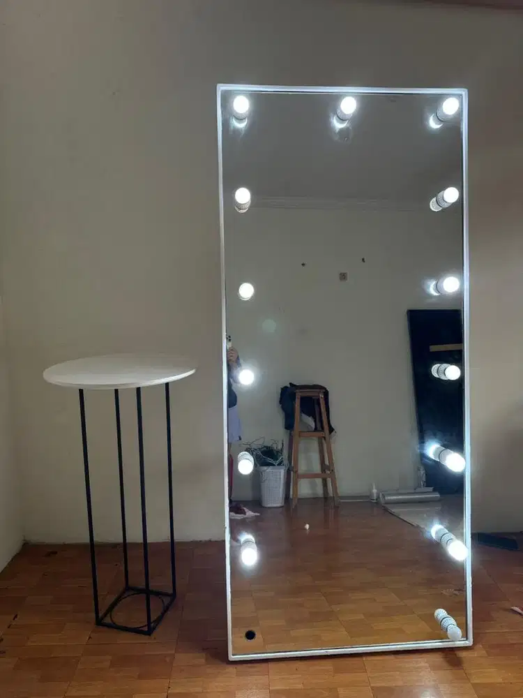 Kaca full body LED. Di jual cepat