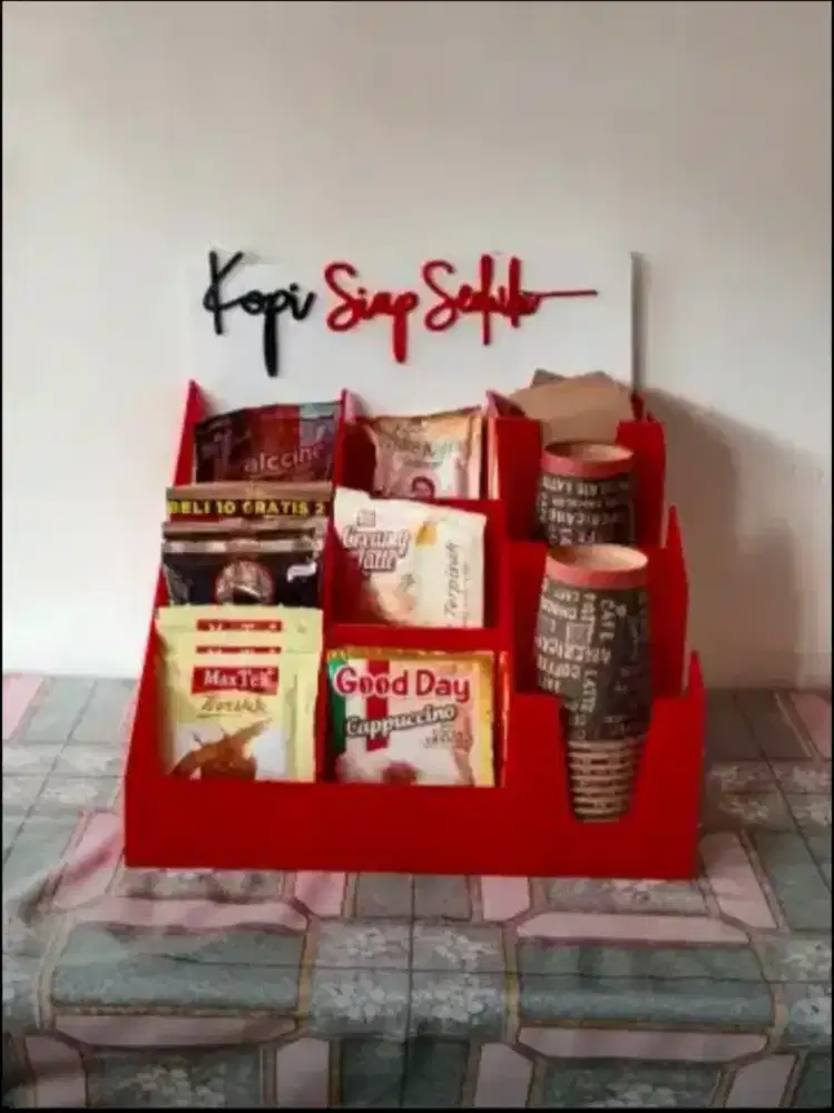Rak kopi dimeja makan
