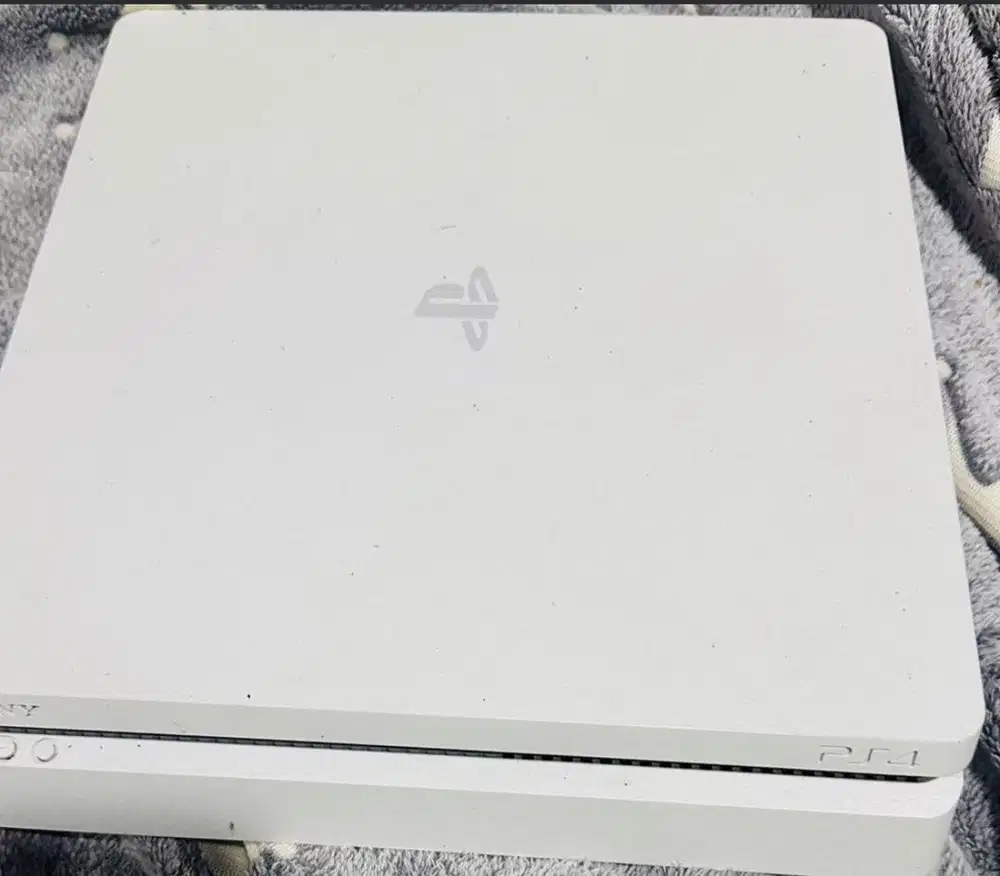 PS 4 Slim 1 TB + 2 Sticks
