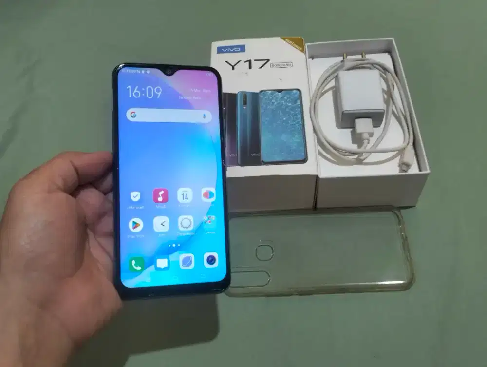BU VIVO Y17 RAM 8GB / 256GB 4G LTE Duos 6.35in Finger 5000Mah Komplit