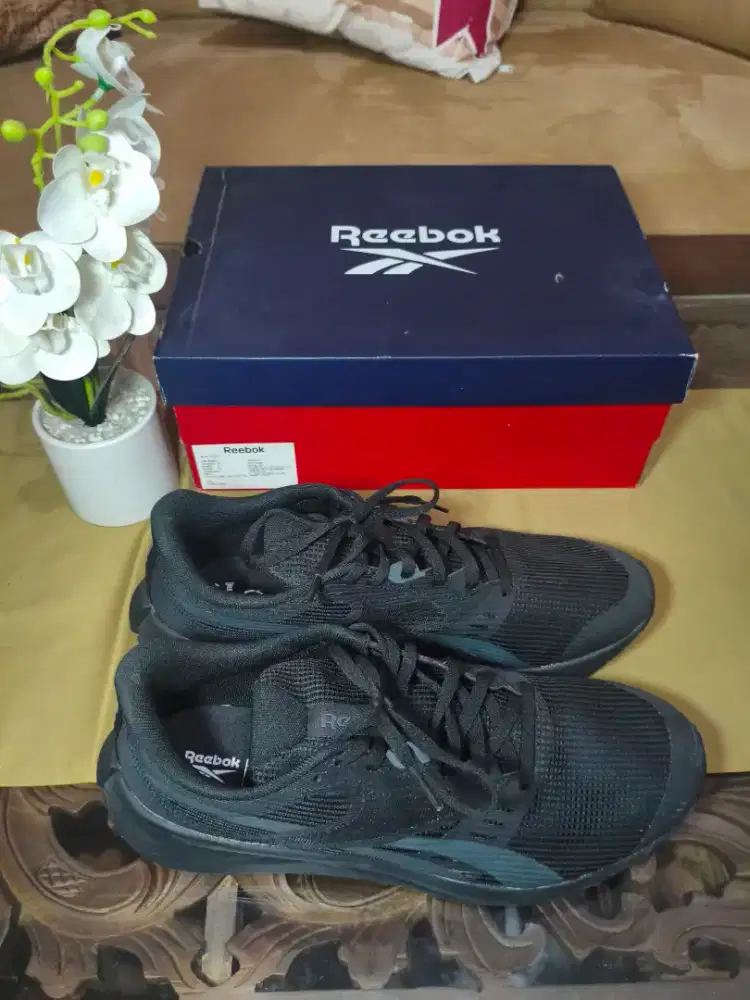 Di jual sepatu Reebok original .baru.
