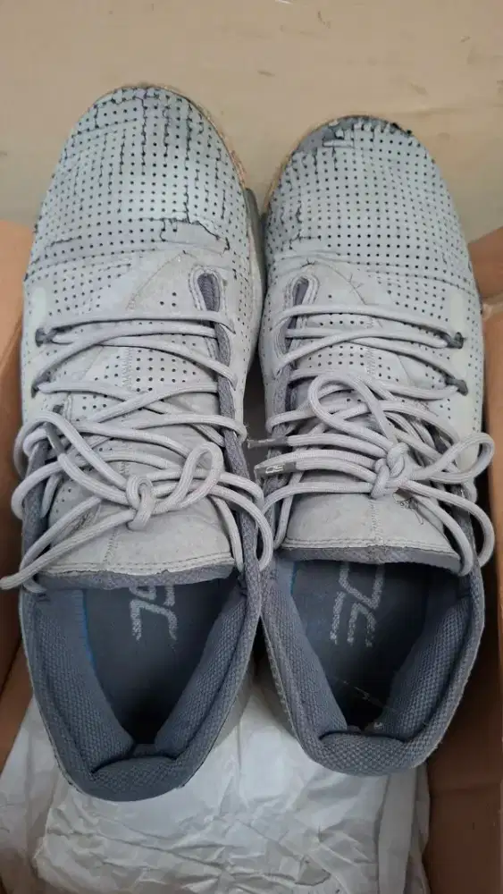 Dumbbell dan sepatu olahraga