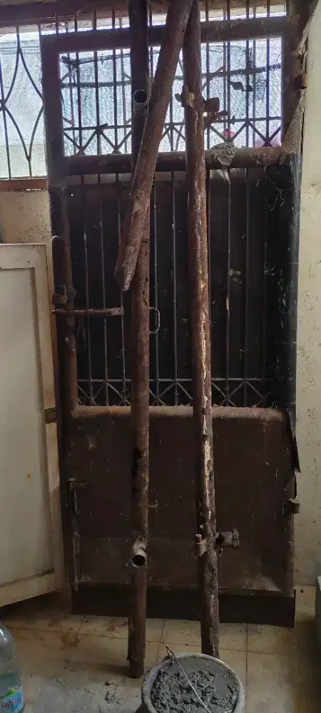 Pintu besi dengan kusen besi