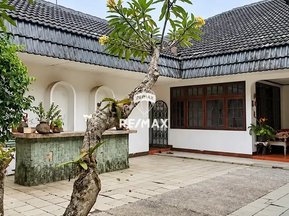 DIJUAL RUMAH ASRI DI TENGAH KEBUN PINGGIR JALAN RAYA DI CIPUTAT TIMUR