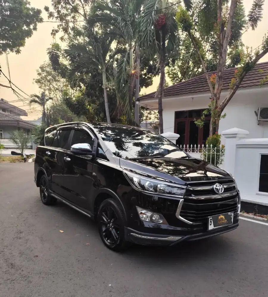 Toyota Kijang Innova Inova VENTURER Bensin Matic Hitam