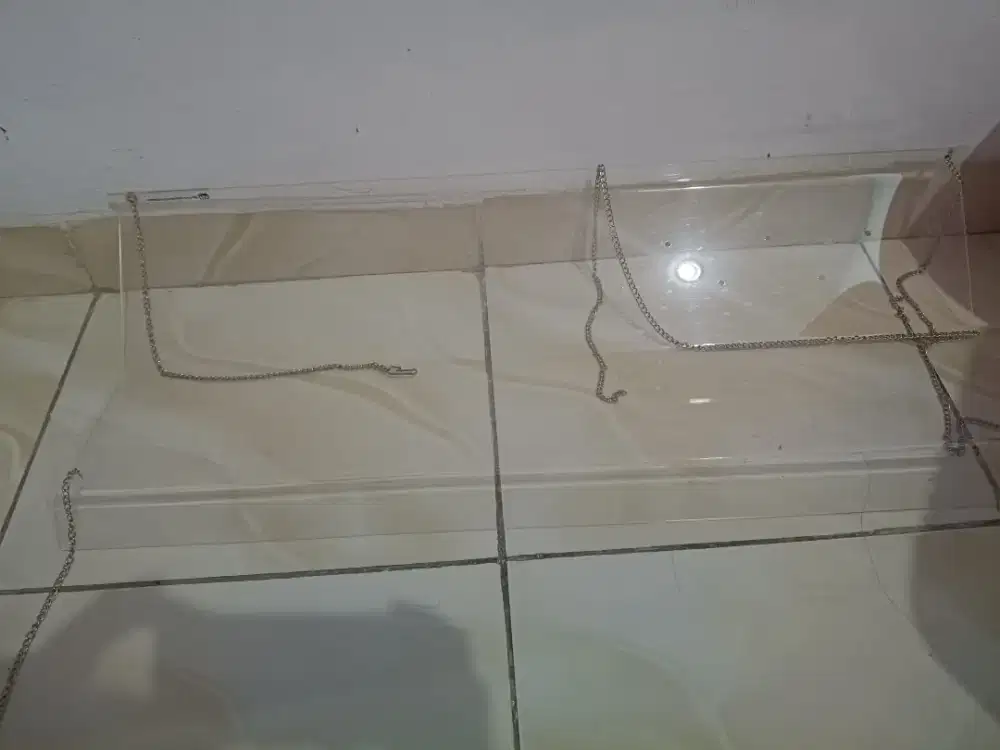 Akrilik penahan angin AC
