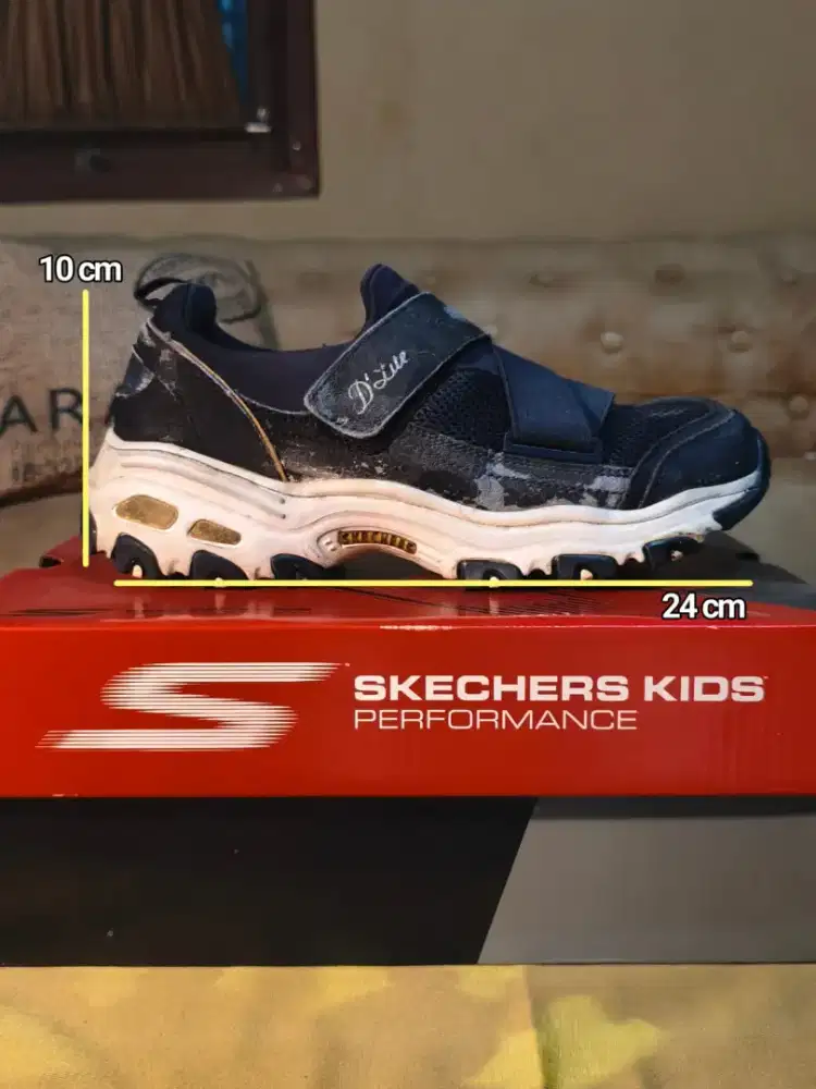 Di jual sepatu bekas merk skechers.masih layak pakai .