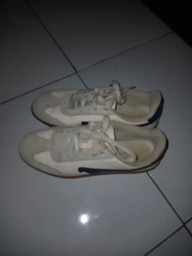 Sepatu brodo bekas