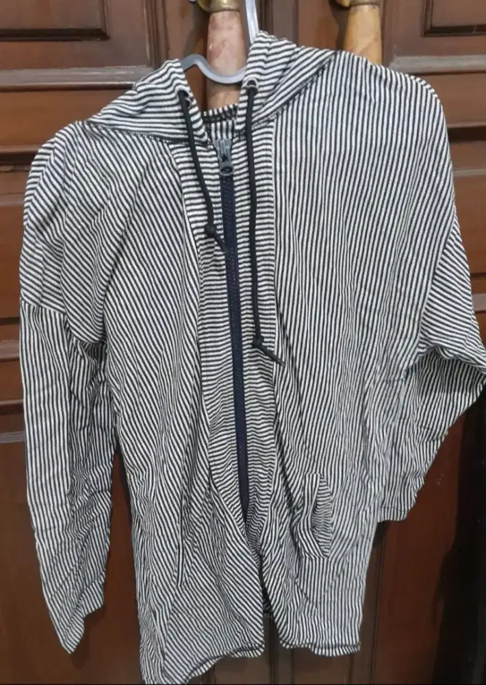 PRELOVED WANITA – ATASAN MODEL HOODIE MOTIF SALUR