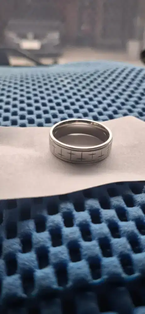 Cincin silver dengan
Corak garis-garis
Limited edition
Barang terawat