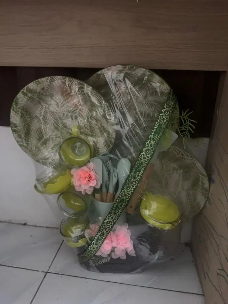 Parcel piring dan alat masak
