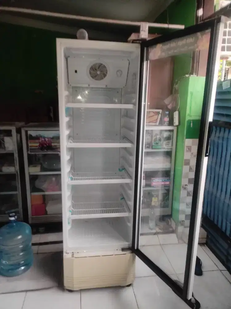 Di Jual Showcase