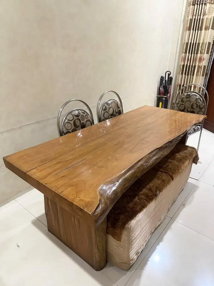 Meja Jati Kokoh dan Mulus