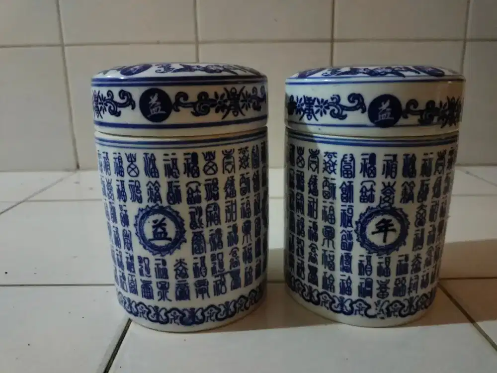Keramik guci porselen porcelin biru putih motif aksara tiongkok antik