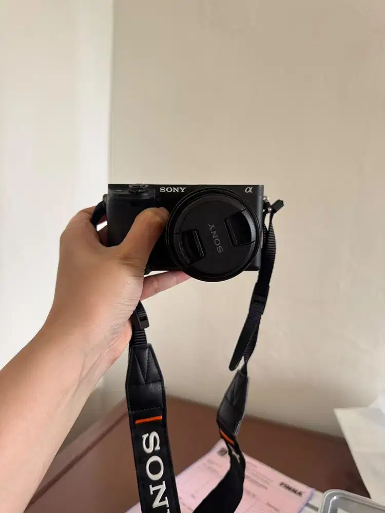 WTS / DIJUAL Camera Sony A6400 + Lensa Sony E 1.8/35mm OSS