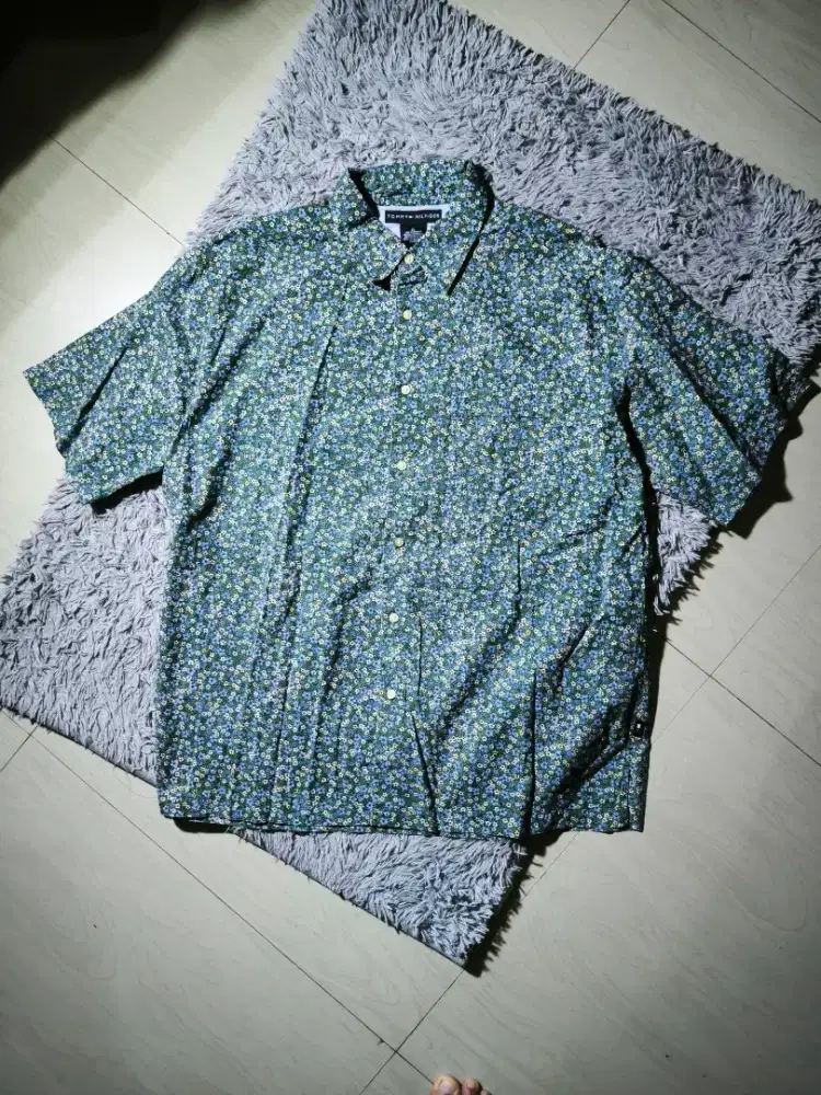 Kemeja floral Tommy Hilfiger sz XL. Original mulus sekali