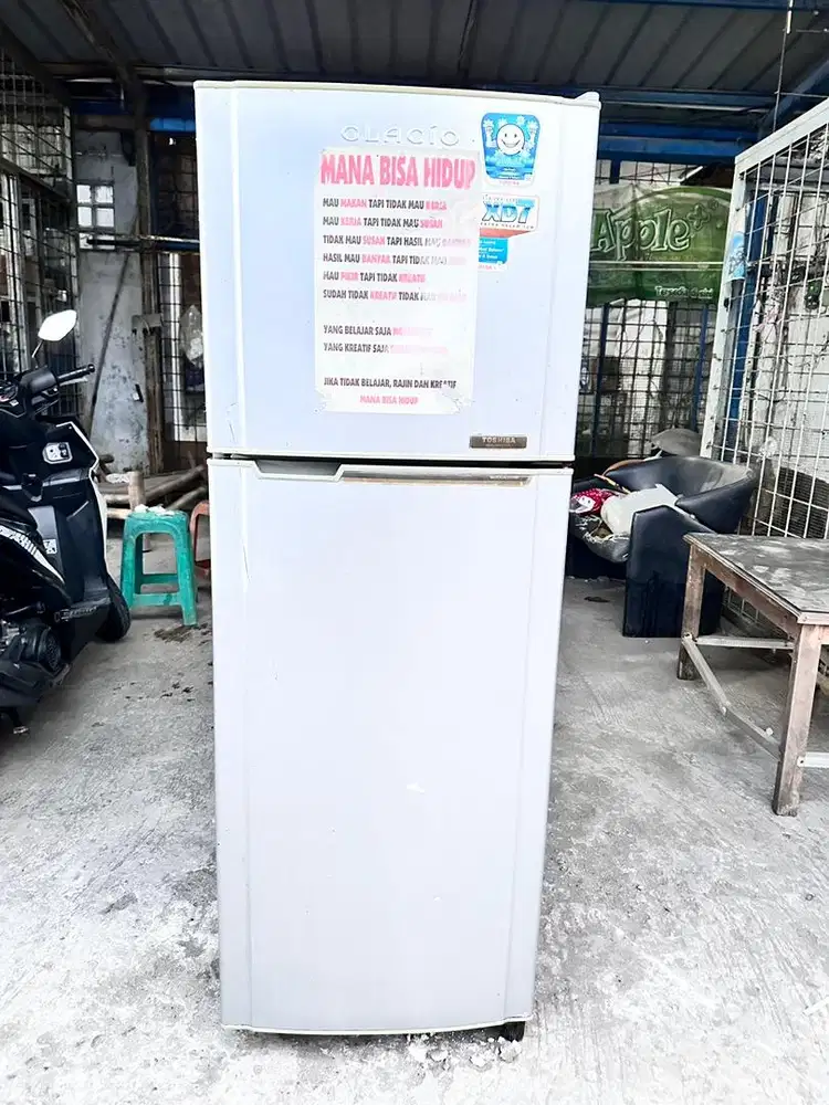 Kulkas bekas Toshiba 2 pintu Nyala