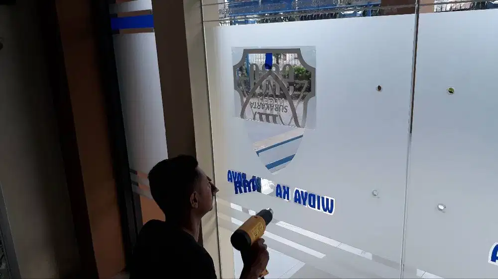 Dekorasi sticker kaca film sanblasting stiker motif logo lobby sekolah