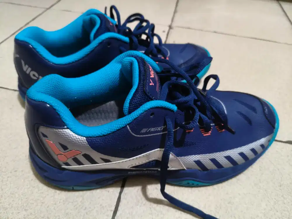 Sepatu Badminton Victor size 40/4/25,5