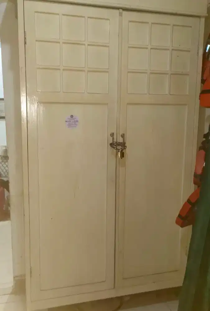 Lemari jati antik