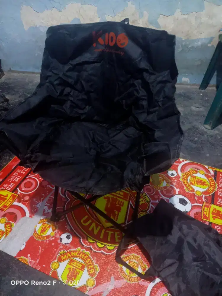 Kursi lipat warna hitam