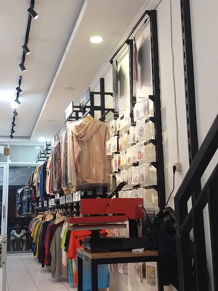 Lowongan Kerja Desain Grafis & Toko – Pria