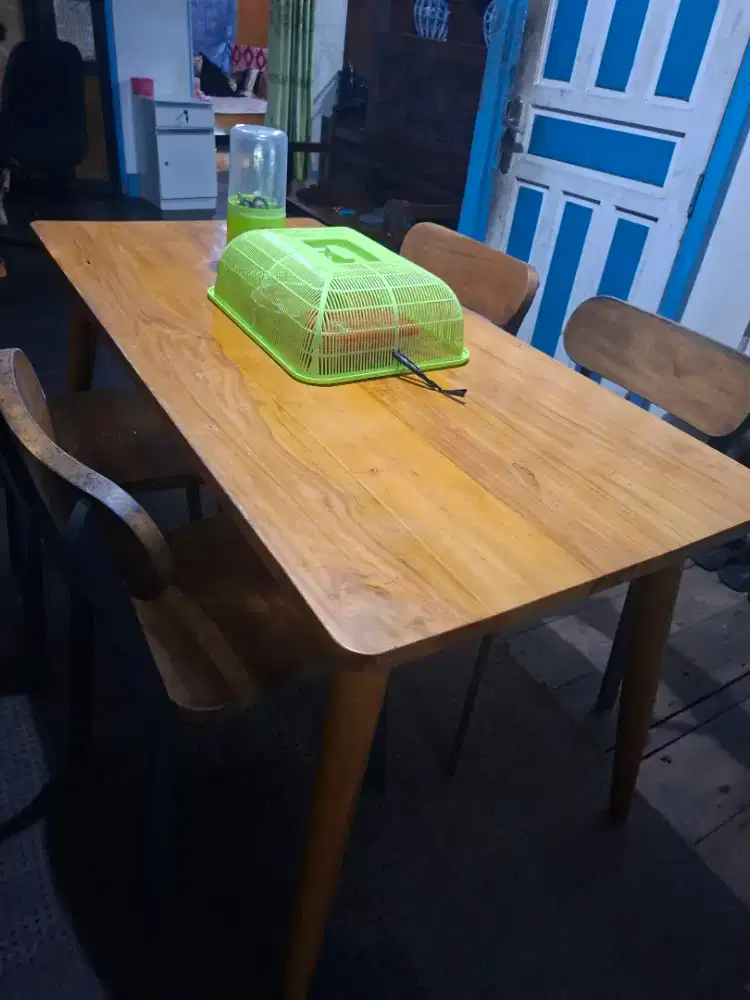 Meja makan jati