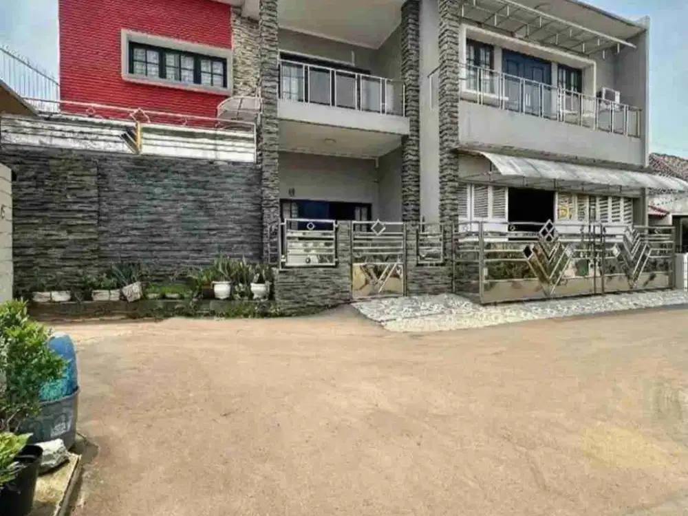 Rumah dengan Private Pool di Komplek Bina Lindung, Pondok Gede, Bekasi