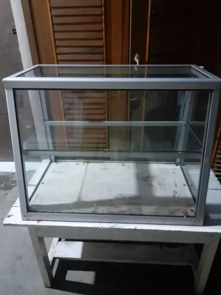 dijual etalase msh bgus dan msh layak dipakai bekas jualan ayam geprek