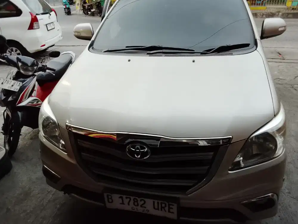 Dijual  toyota inova type V thn 2014 bensin matic silver