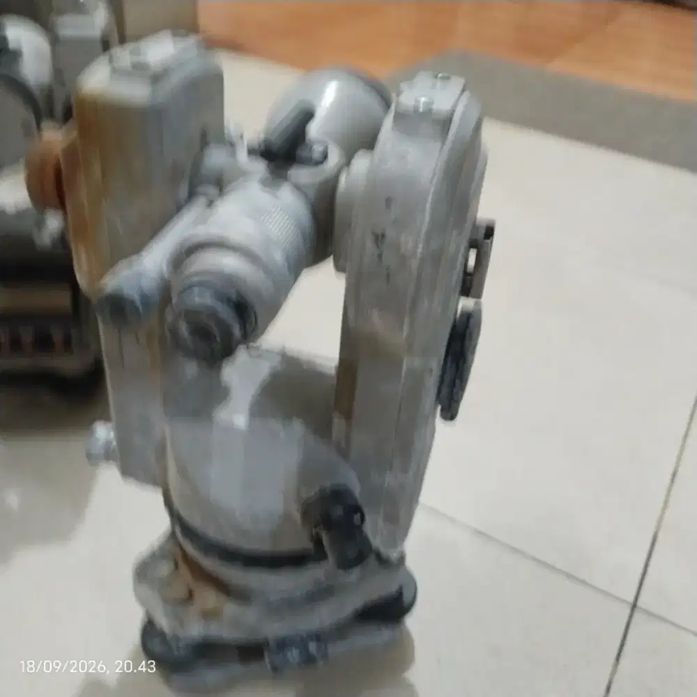 Alat ukur Teodolite Antik