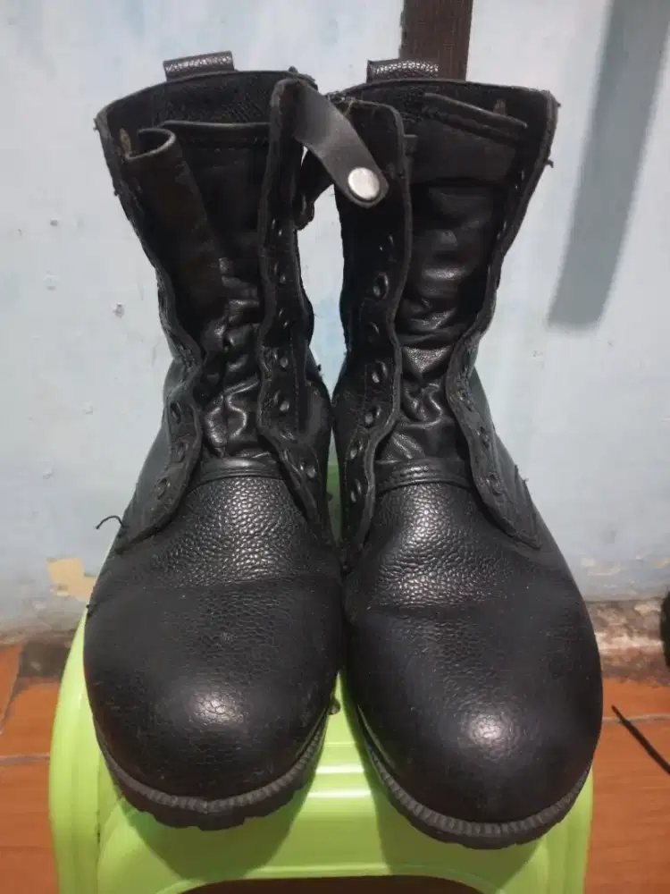 Sepatu polri  ukuran 43