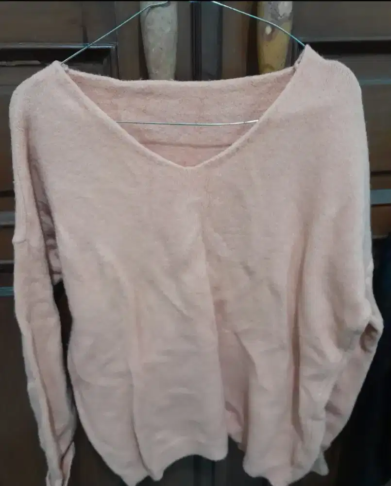 PRELOVED WANITA – ATASAN MODEL SWEATER WARNA PEACH