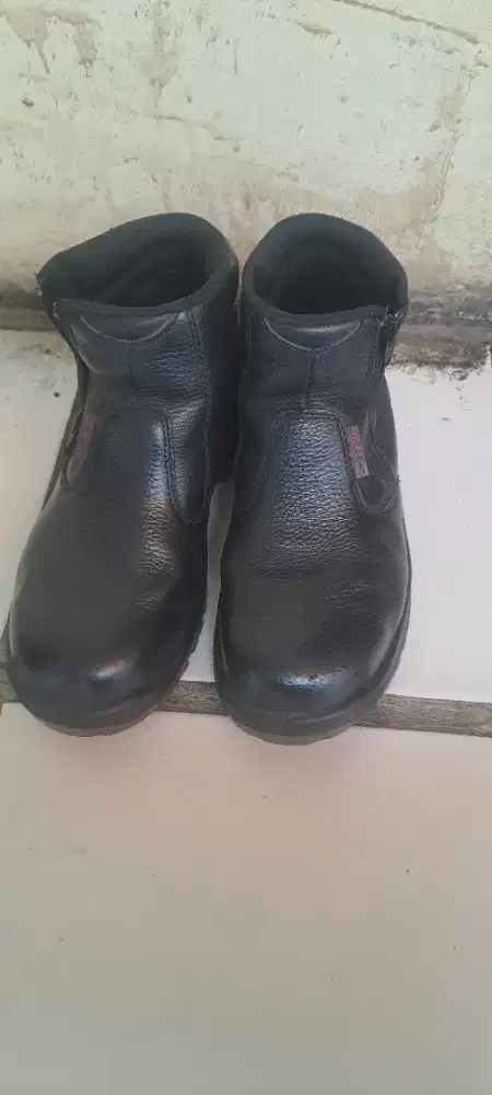 Jual sepatu safety cheetah ori no 8/42 semi boo5