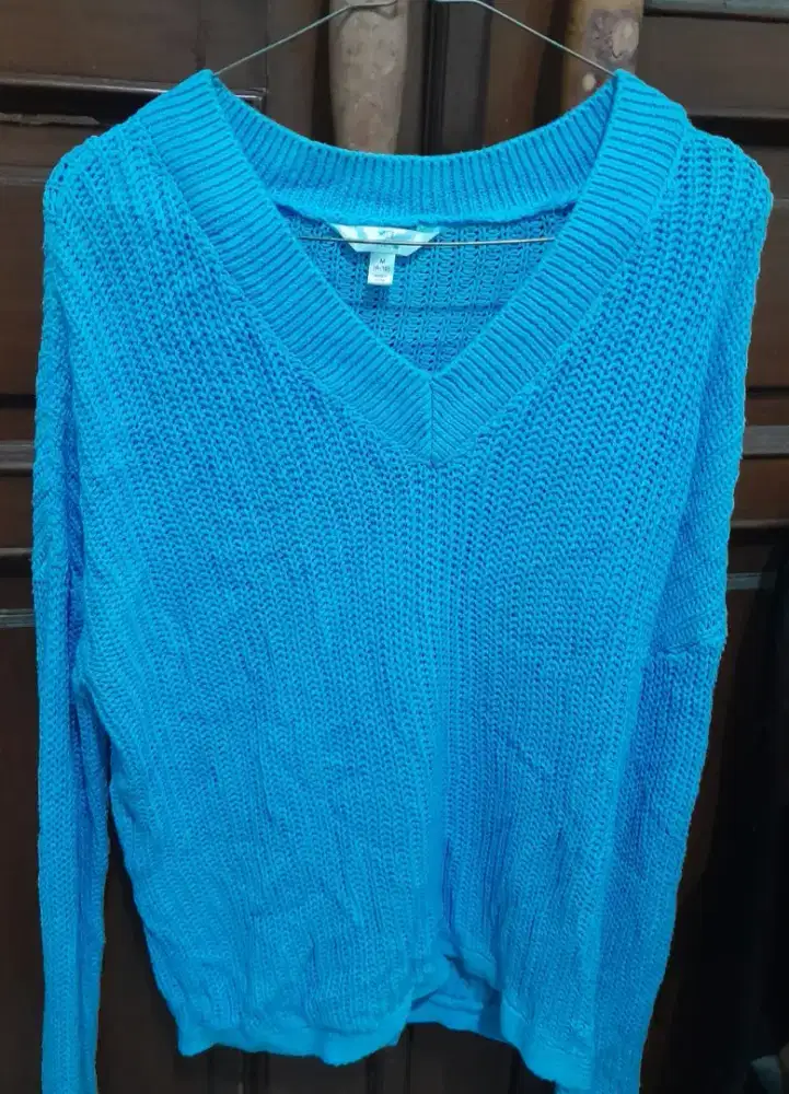 PRELOVED WANITA – SWEATER RAJUT WARNA BIRU
