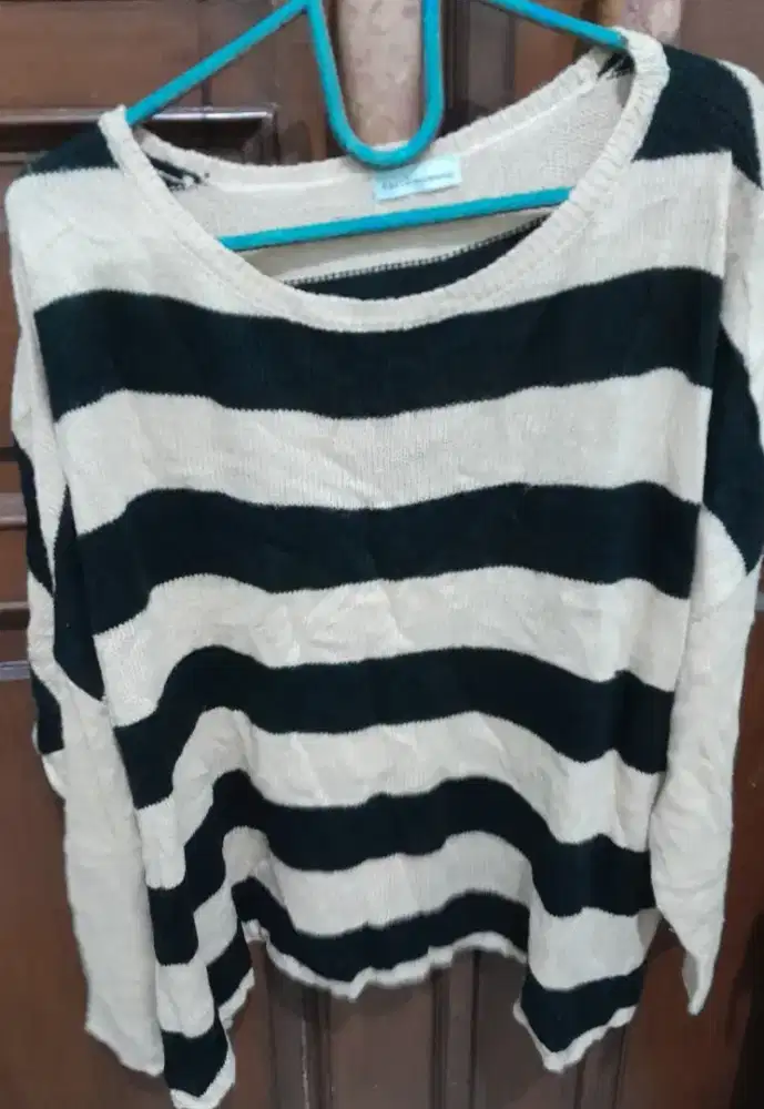 PRELOVED WANITA – ATASAN RAJUT SALUR LEBAR HITAM PUTIH