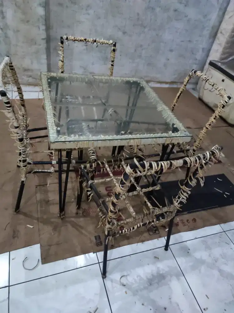 Meja kursi besi anyaman rotan