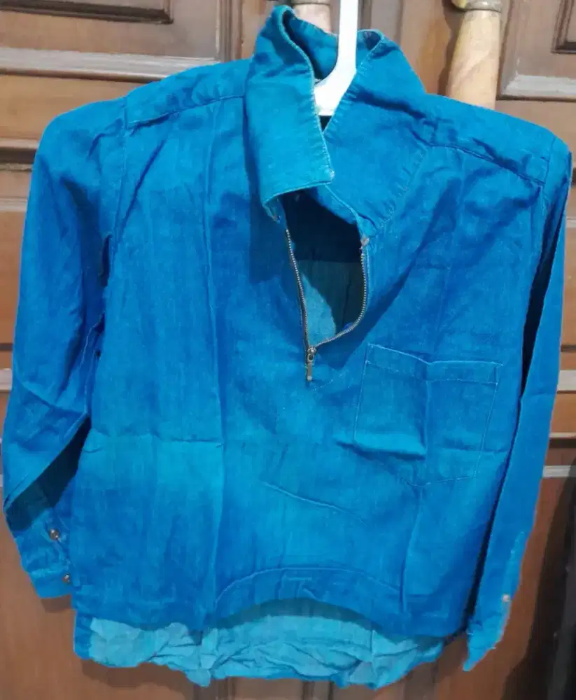 PRELOVED WANITA – ATASAN BIRU DENIM BERESLETING DEPAN