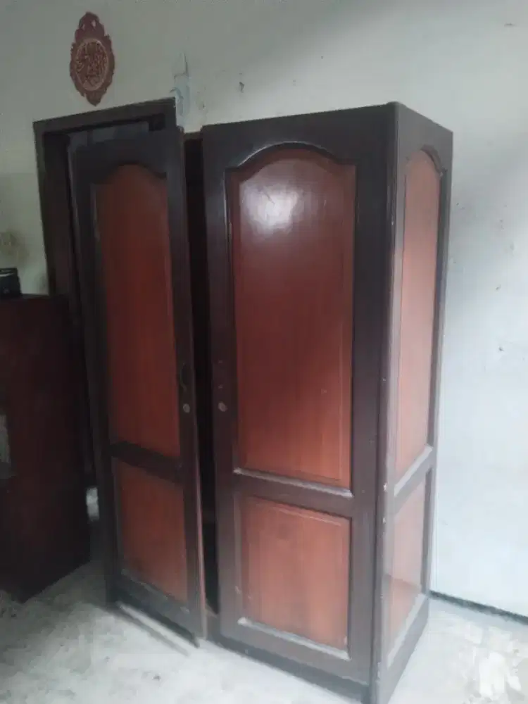 Lemari pakaian kayu jati