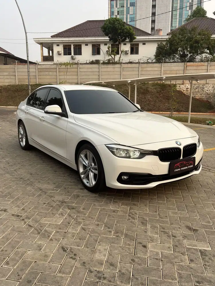 Bmw 320i sport AT 2020 nik 2019 putih, murmer, mulus