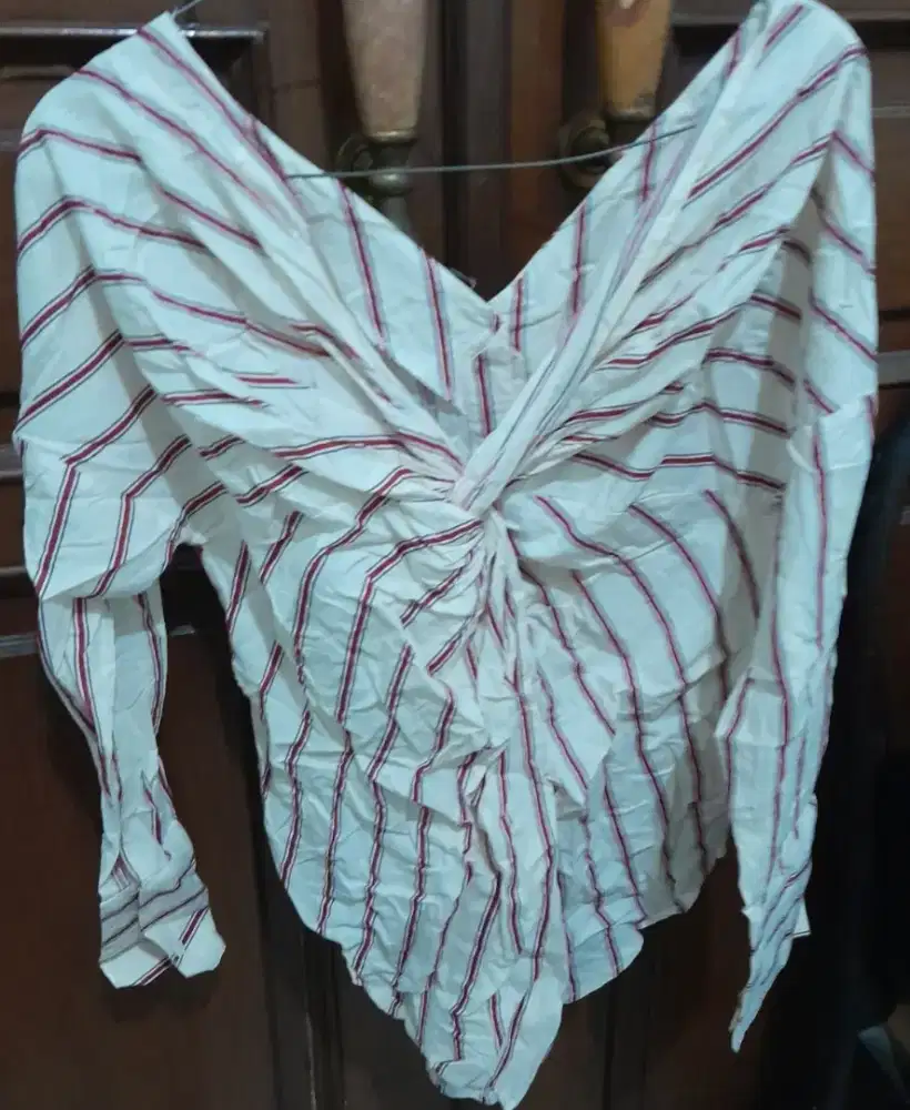 PRELOVED WANITA – BLOUSE LEHER V MOTIF SALUR