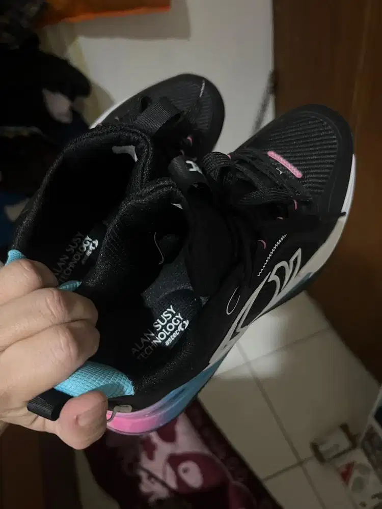 sepatu basket bekas sekali pakai