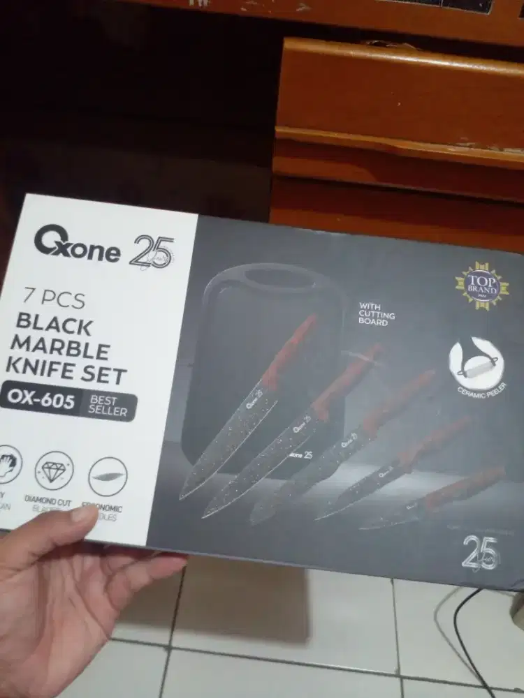 Pisau Qxone, dan berbagai macam alat untuk memotong