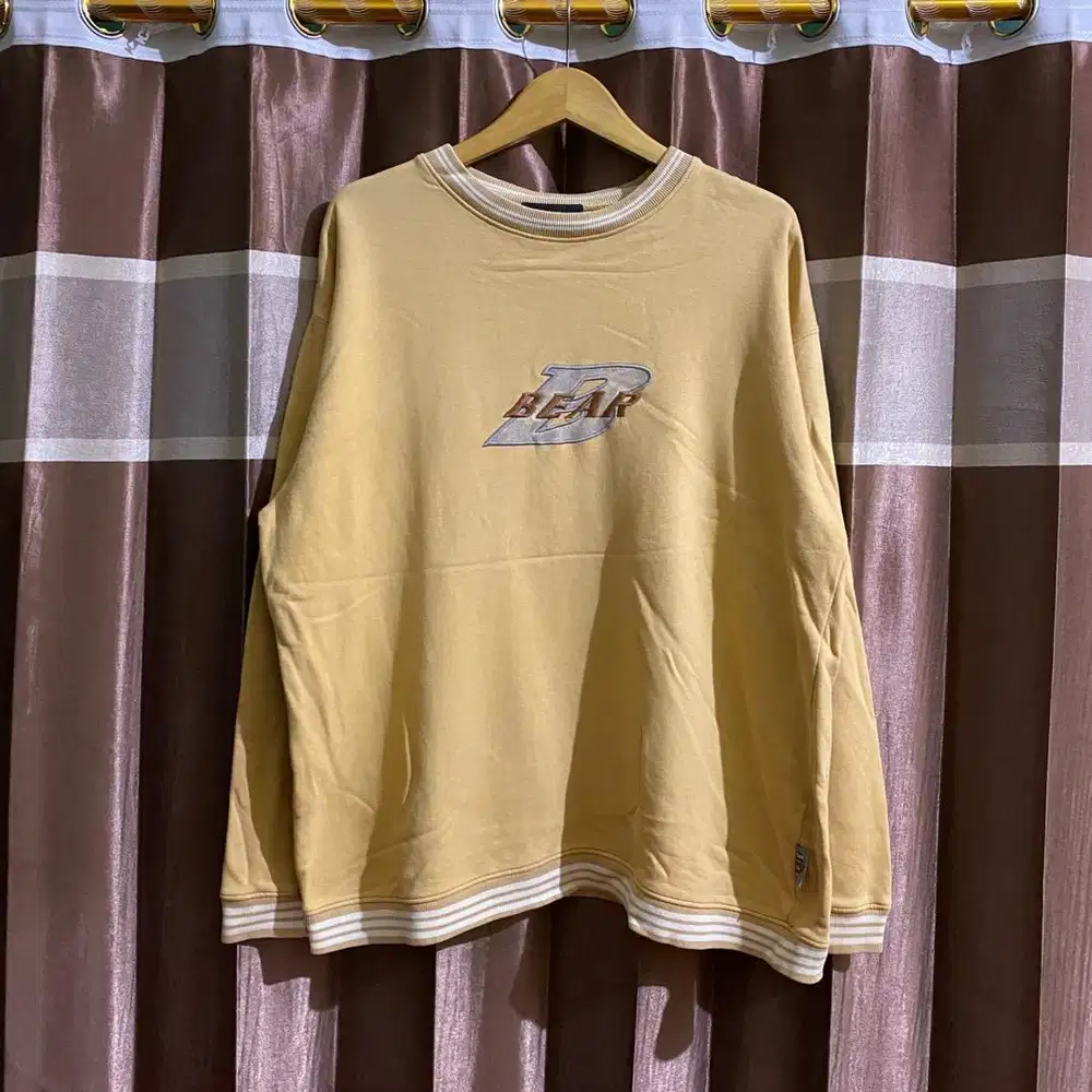 Crewneck Bear - Size L - Sweater Sweatshirts kuning