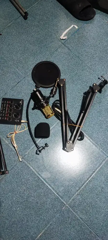 Mic untuk live dan sound card dan lampu lighting live
