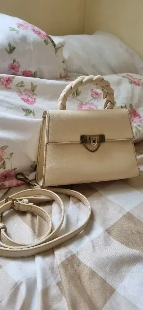 PRELOVED TAS CHARLES&KEITH DIJAMIN ORI HARGA MANTAP BETUL