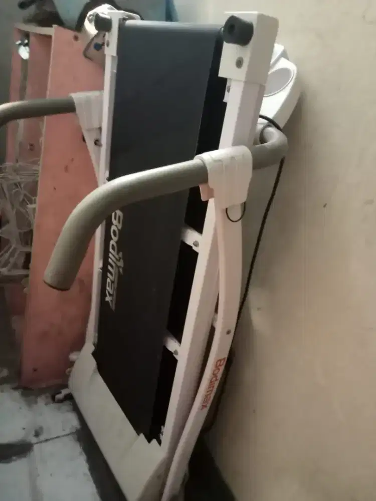 Di jual treadmill merk bodimax 1,8 JT nego