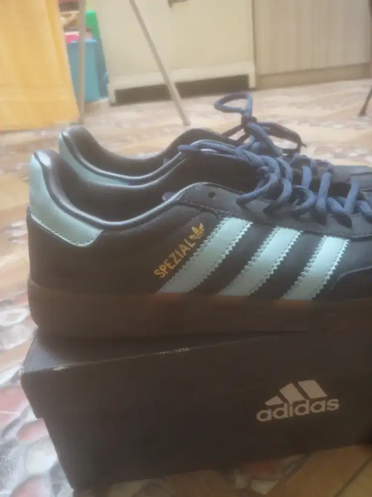 Dijual sepatu Adidas Bali made in Vietnam